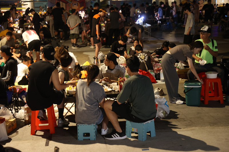 每逢佳節倍思親，許多人反倒因中秋思親容易陷入低潮。圖為16日中秋節前夜，台北大佳河濱公園大直橋下有許多民眾邊烤肉邊話家常。(圖：中央社)