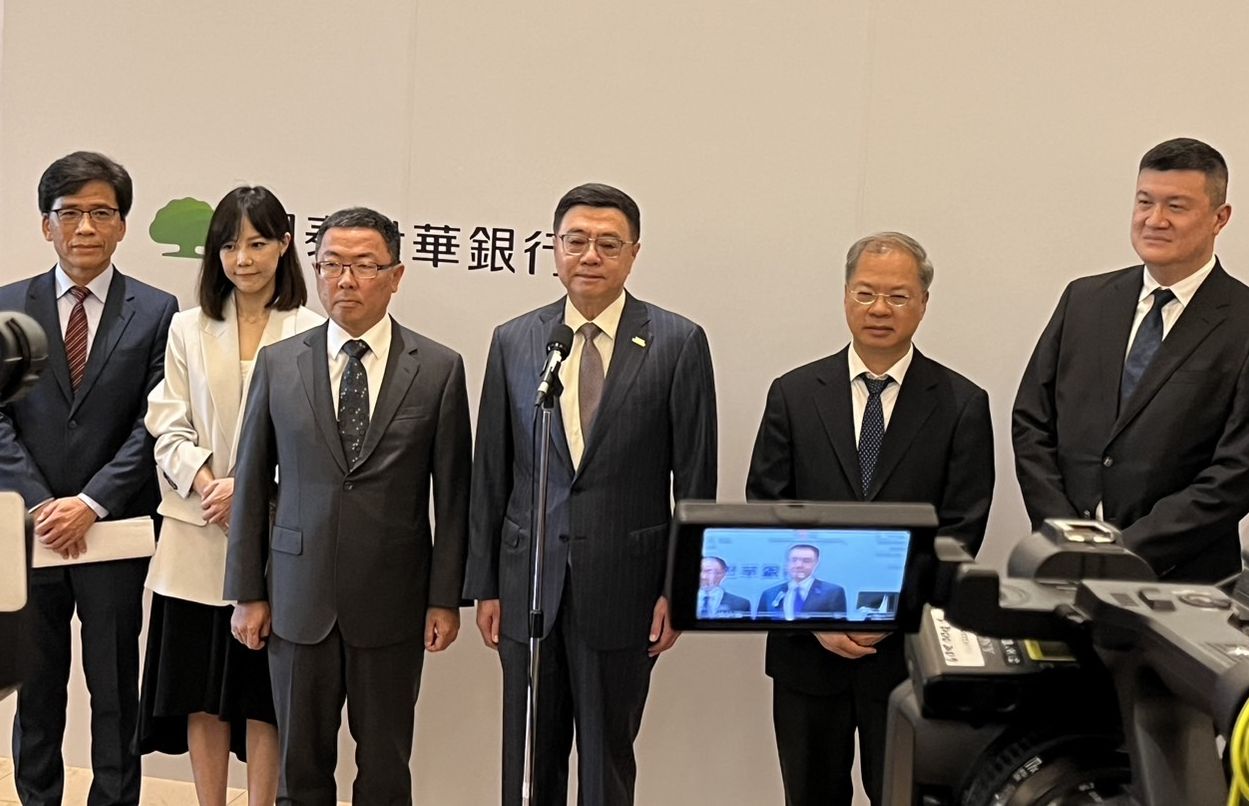 行政院長卓榮泰視察國泰世華銀行打詐情況前針對議題時事回應。（圖/陳林幸虹攝）