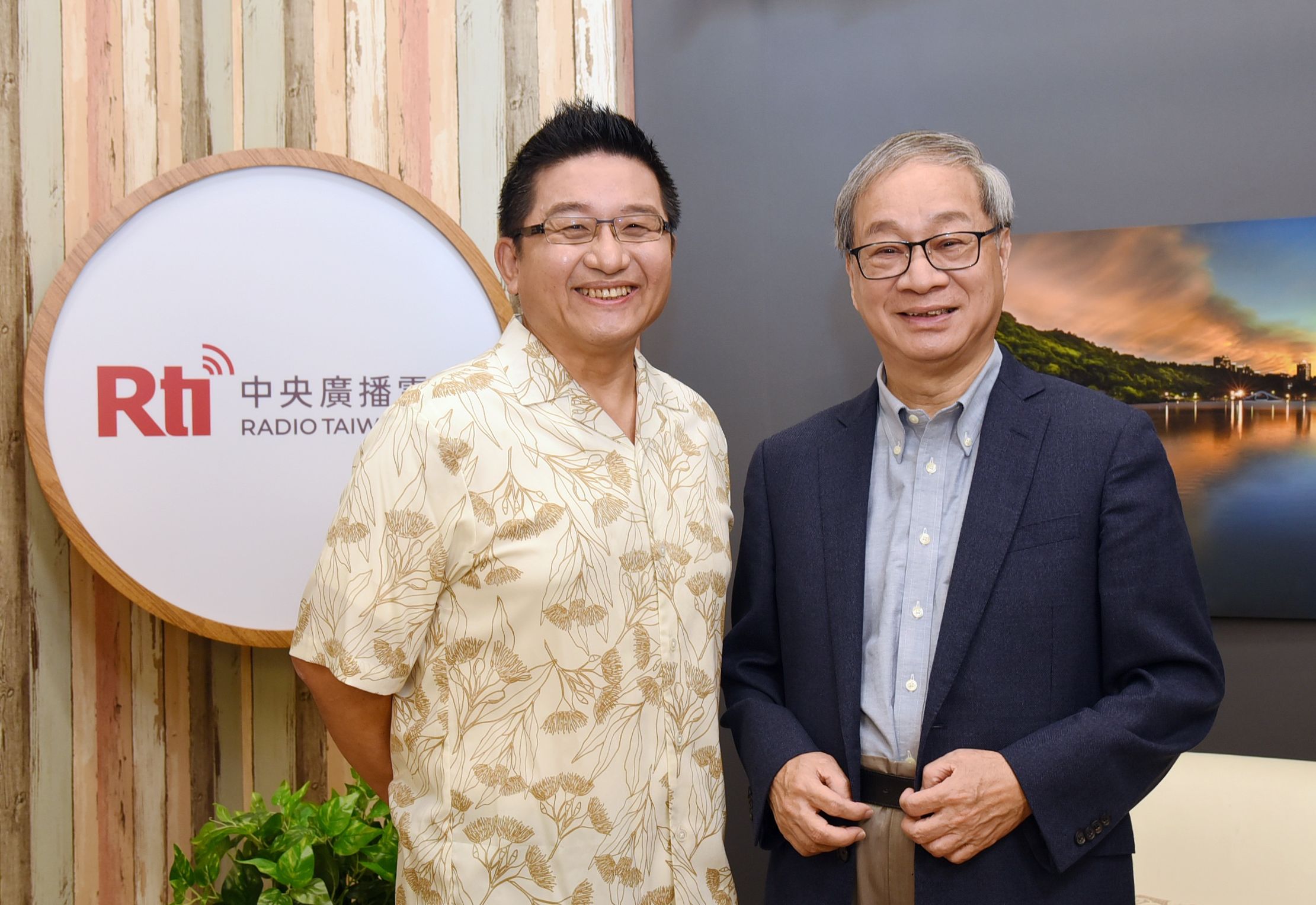 文化部長李遠(右)接受央廣《早安台灣》節目專訪。(江麗華攝)