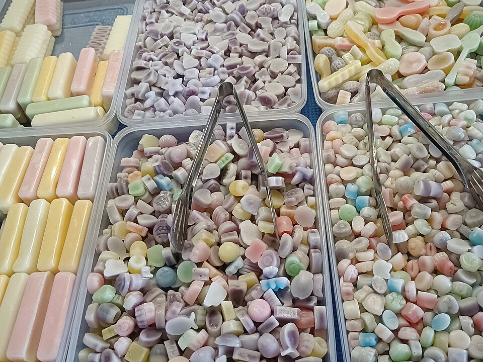 中國零食「蠟瓶糖」在市面販售，因非法輸入及成分對人體有健康疑慮。(Fumikas Sagisavas, CC0/維基百科)