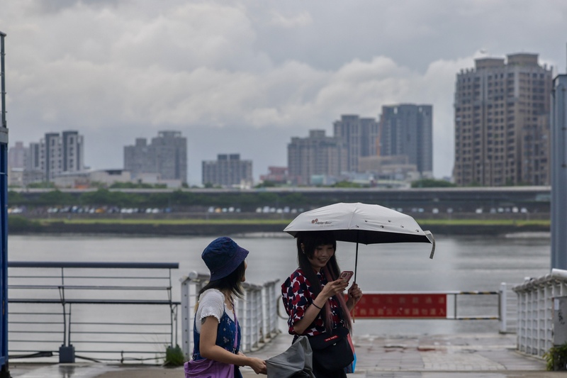 鋒面20日通過台灣北部海面，台灣北部及金馬地區有局部短暫陣雨或雷雨。(圖：中央社)