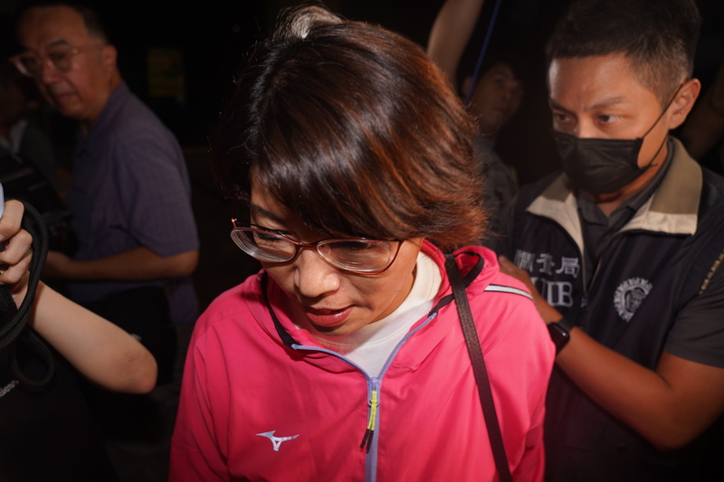 檢調獲報調查國民黨新北市議員白珮茹（中）涉詐領助理費案，18日約談白珮茹等13人，晚間白珮茹被移送士林地檢署複訊。 (圖：中央社)