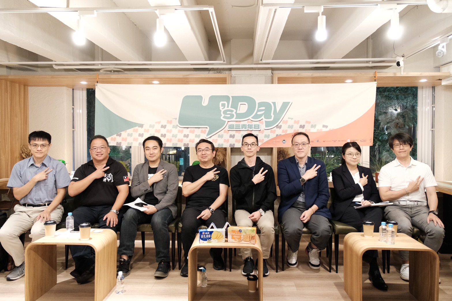 Y’s Day「週三青年日」18日舉辦「危機來了怎麼辦？如何建立台灣國家韌性」座談會，探討建構台灣防災韌性的重要性。圖左起陳方隅 柳育漢 洪國鈞 單信瑜 譚偉恩 司徒嘉恆 黃品瑜 董思齊。（台灣智庫提供）