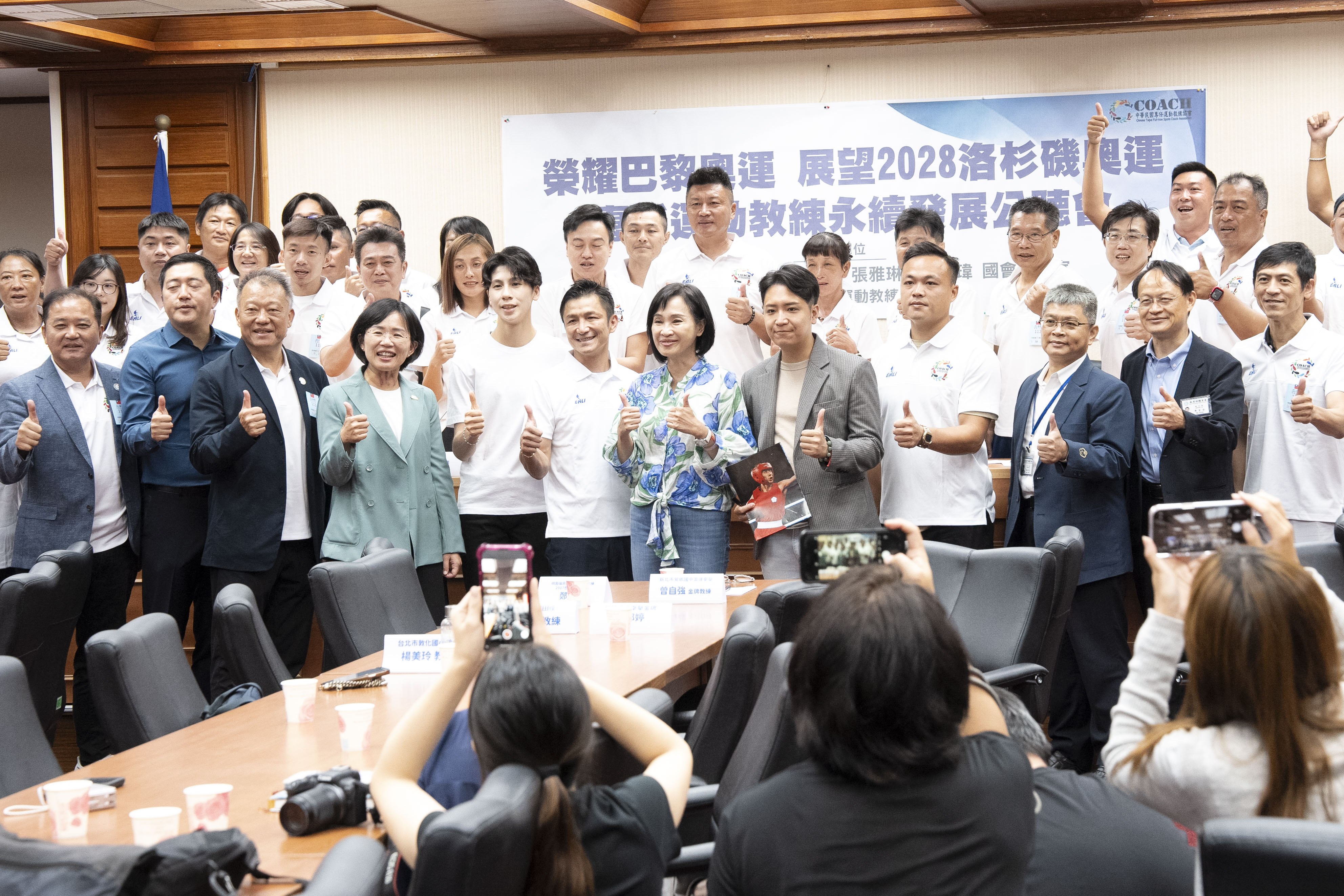 為促進國內各級學校專任運動教練的聘任與保障，立委柯志恩、蘇巧慧等人今(18)日上午在立法院召開「專任運動教練永續發展公聽會」。並邀請拳擊選手林郁婷、標槍選手鄭兆村及全台50多位專任體育教練與會討論。(楊仁翔 攝)