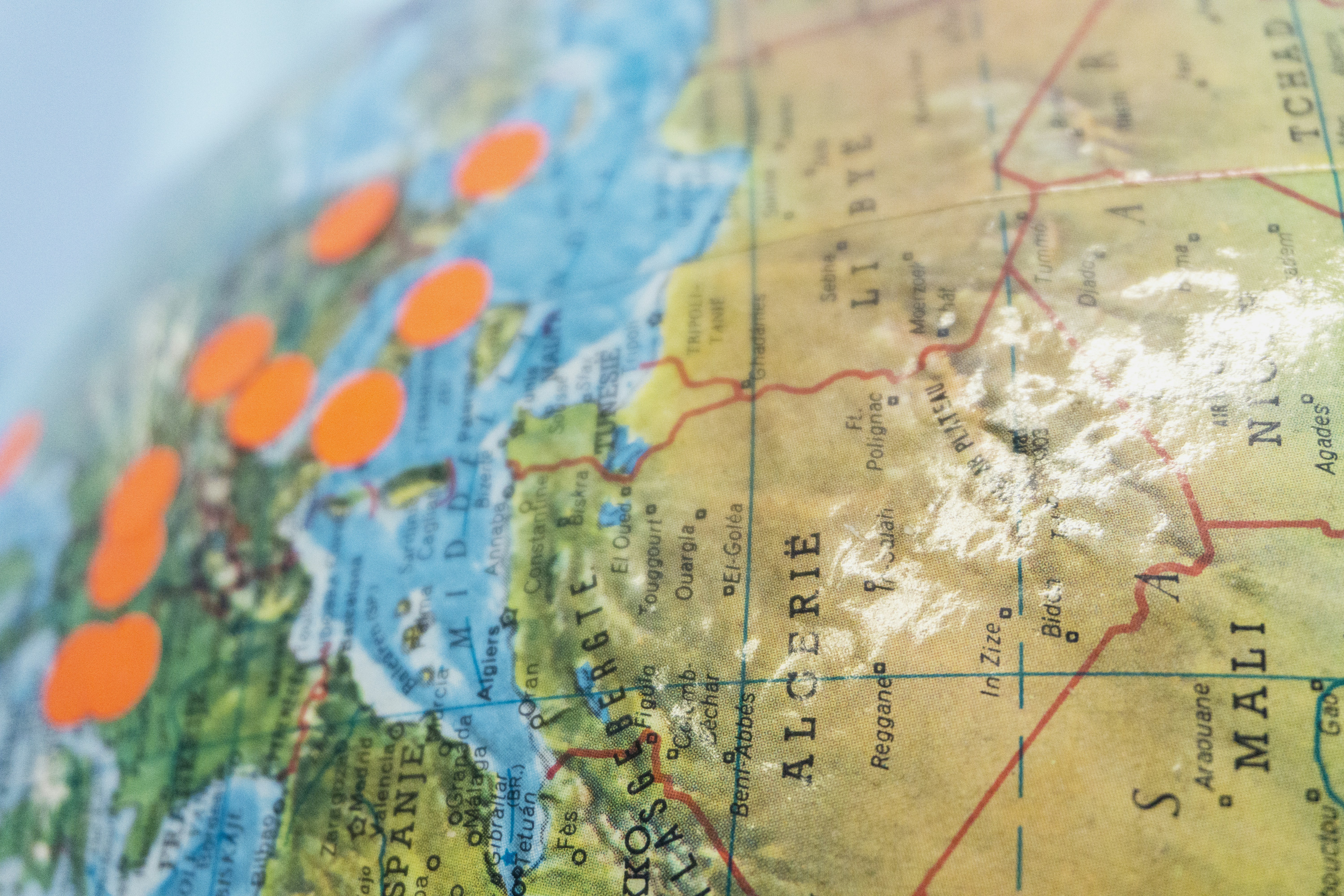 新歷史運動旨在挑戰傳統的歷史敘事，強調「由下而上」的研究方法，專注於普通民眾的生活經歷、社會階層、性別、種族、宗教等議題。(圖：Daria Nepriakhina 🇺🇦／Unsplash)