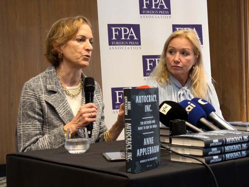 美國資深媒體人、中東歐事務專家安愛波邦（左）近日在倫敦接受中央社採訪時說，俄羅斯對混亂和不穩定感興趣；若俄羅斯果真試圖影響台灣海峽情勢，她不會感到意外。 (圖：中央社)