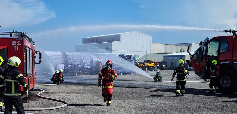 113年國家防災日大規模震災救災動員演練，今日將發布全國性地震與海嘯演練訊息。圖為澎湖縣政府19日模擬空難情境， (圖：中央社)