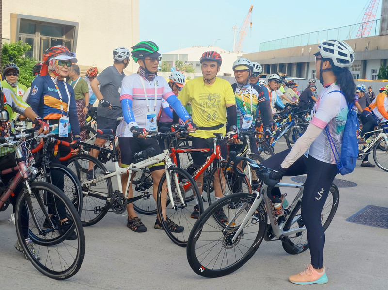 來自全台30多個車隊，242名自行車友20日上午齊聚馬祖南竿，與在地自行車騎士們交流。 (圖：中央社)