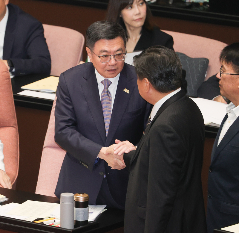 立法院新會期20日開議，邀請行政院長卓榮泰（前左）列席施政報告並備質詢，卓榮泰在議場與國民黨立法院黨團總召傅崐萁握手致意。(圖：中央社)