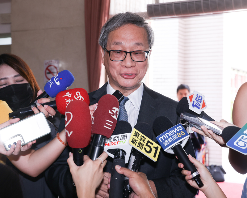 文化部長李遠（中）在立法院受訪。 (圖：中央社)