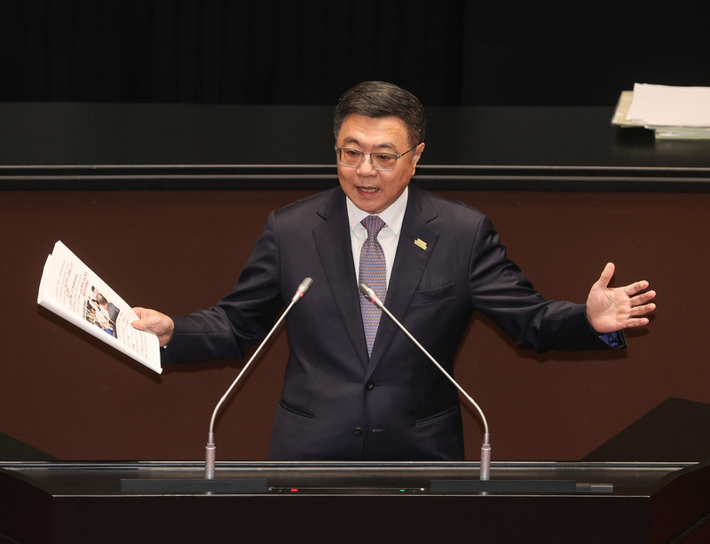 行政院長卓榮泰率閣員到立法院施政報告並備詢，表示今年追加的一千億撥補可以用在穩定民生電價，所以民生電價可以不漲，但電價不是只有民生，後續交由審議委員會討論。 (圖：中央社)