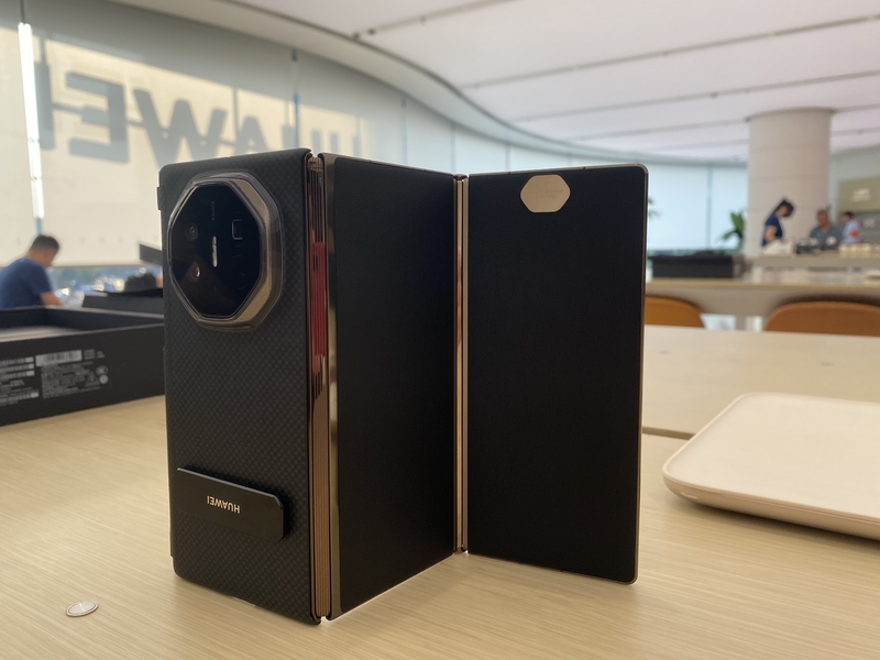 華為非凡大師Mate XT為全球第一台三摺機。圖為手機三摺的狀況。中央社記者呂佳蓉北京攝  113年9月20日 (圖：中央社)