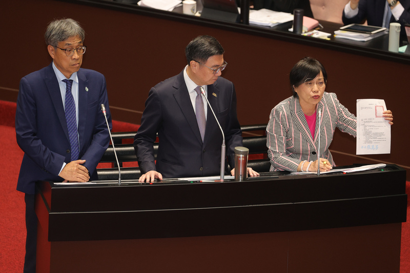 行政院長卓榮泰（中）回應立委質詢有關國土計畫法相關議題，表示若明年上路有困難，將與農業部、內政部討論，再作出最終決定。 (圖：中央社)