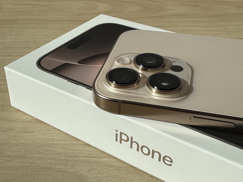 專家分析，由於手機市場趨於飽和、競爭加劇，iPhone漲價空間有限，且供應商陸續淡出iPhone訂單轉攻獲利更好的產品，不像以往積極配合蘋果要求分擔成本，恐讓蘋果面臨左右為難的困境。(圖：中央社)