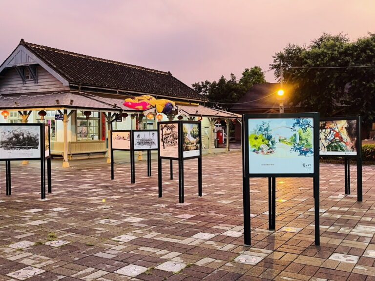 921震災25週年，新故鄉文教基金會在南投集集車站前(圖)以及埔里鎮聯合行政園區廣場、紙教堂舉辦走過921地震25周年畫展，並將於921當天於暨南大學舉辦「韌性創生―台、日震災社區重建論壇」和音樂會．（新故鄉文教基金會提供）