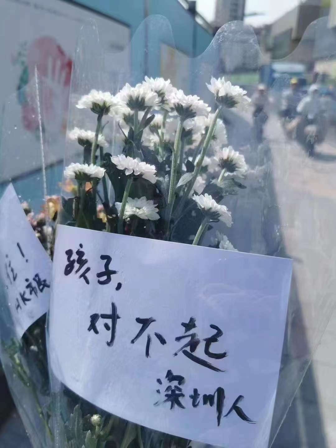 深圳日本人學校男童日前遇刺身亡後，有民眾前往事件地點獻花致哀。(X平台@xinzitang)