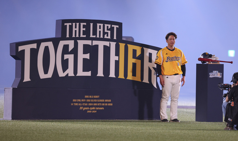 中華職棒中信兄弟周思齊(圖)22日在台北大巨蛋舉行引退儀式，歷經2次假球事件、到引退賽吸引8萬人，他說，「當時我告訴自己要爭氣一點，有一天用球棒來說服他們(球迷)」。 (圖：中央社)