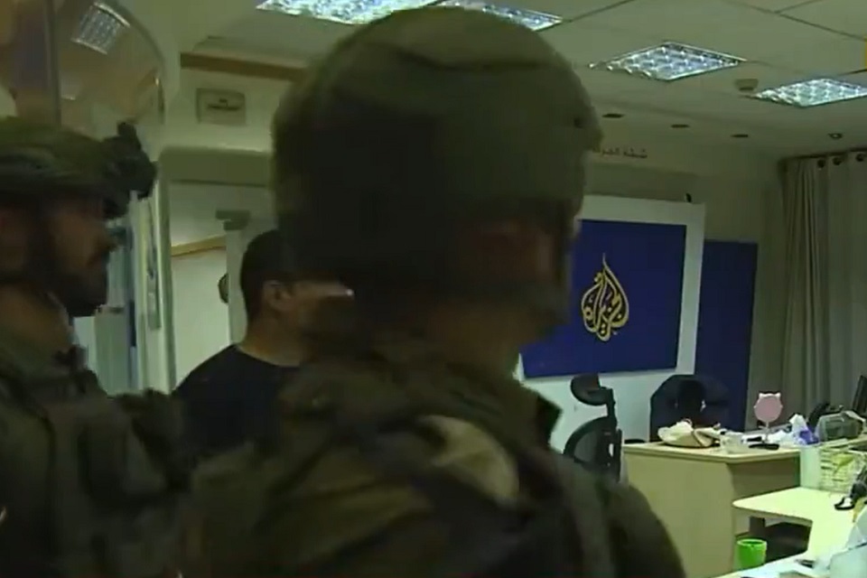 以色列軍隊曾在2024年9月22日突襲半島電視台位於約旦河西岸雷馬拉辦公室，並發布為期45天的關閉令。(圖擷自X平台)