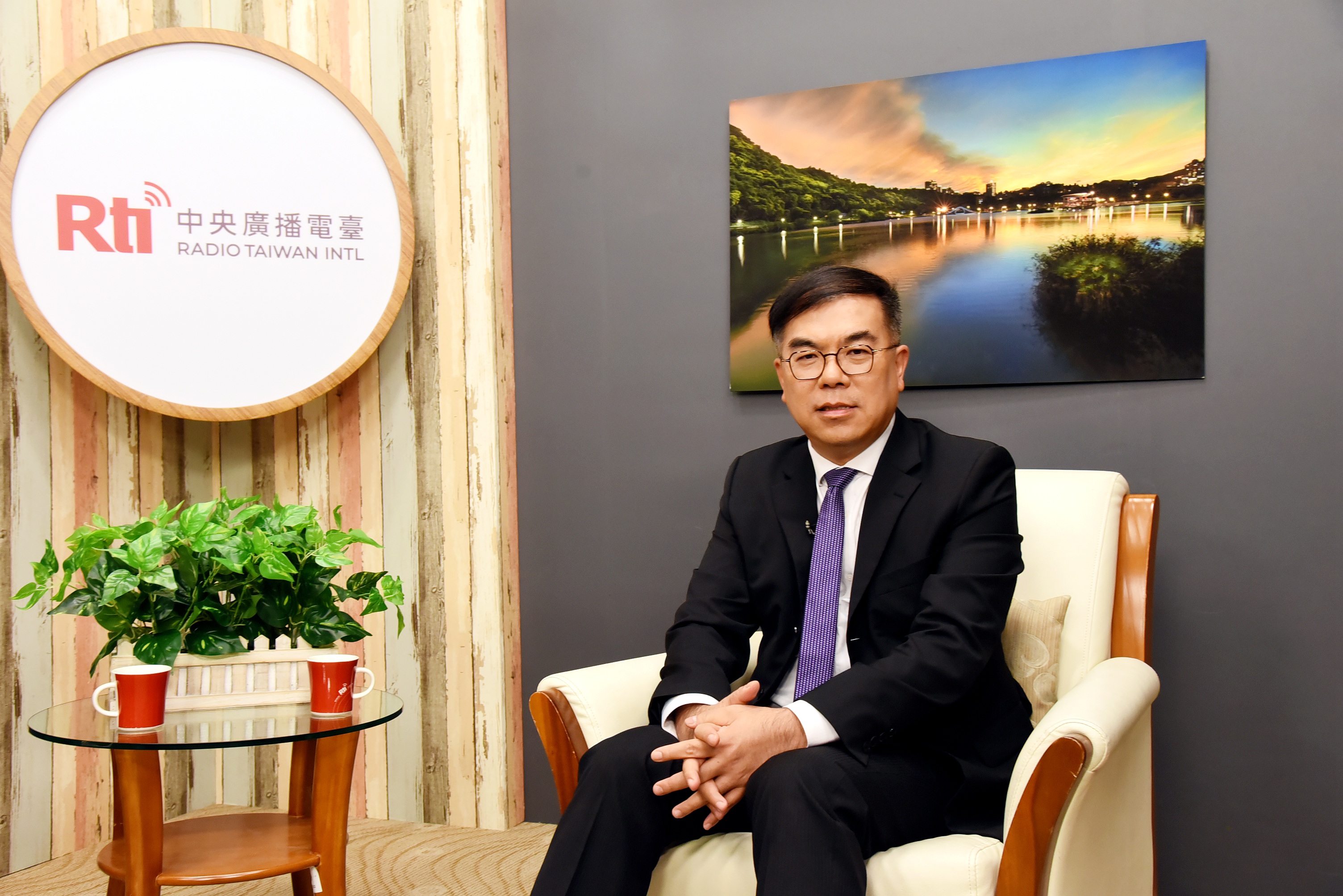 環境部長彭啓明23日接受央廣專訪，環境部正在開發碳足跡計算工具。(江麗華 攝)