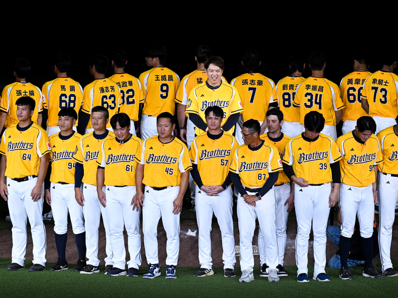 中華職棒中信兄弟周思齊(後中)22日在台北大巨蛋舉行引退儀式，職棒生涯20年落幕，周思齊表示，「謝謝他(過去的自己)這麼愛棒球」。(圖：中央社)