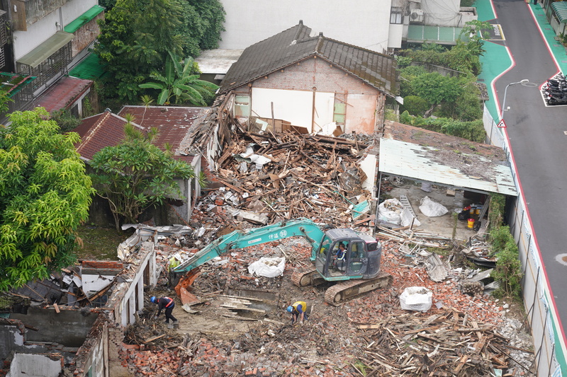 台大研究生協會23日舉行記者會，指台大在拆除已故台大教授，中研院院士曹永和故居等溫州街官舍時溝通不足、施工流程有疑慮。圖為大型機具進場拆除曹永和故居。(圖：中央社)