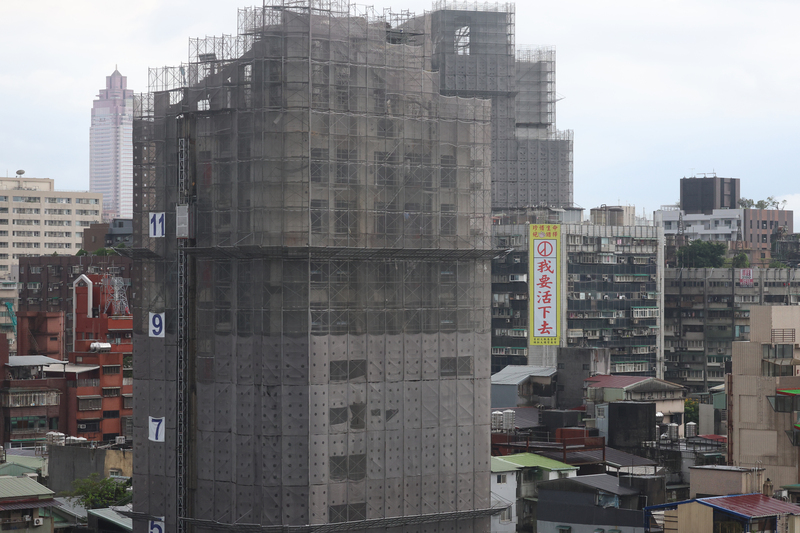 中央銀行日前宣布祭出第7波選擇性信用管制，出重拳抑制房市熱度，行政院長卓榮泰也強調，央行基於獨立機關的權責，專業且經過充分討論的新一波政策，並不是打房，而是打炒房，且基本態度是要維護一般民眾居住所需的最基本條件，這必須滿足。圖為台北市中山區建案。中央社記者趙世勳攝  113年9月23日 (圖：中央社)