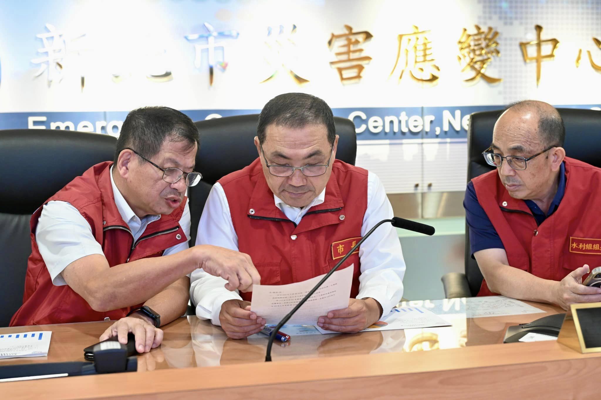 新北市長侯友宜(中)23日一早前往新北市政府災害應變中心，了解災情處理情況。(圖：侯友宜臉書)