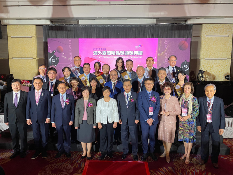 僑委會委員長徐佳青（前排左5）24日與第3屆海外台商精品獎得獎企業等合照。 (圖：中央社)