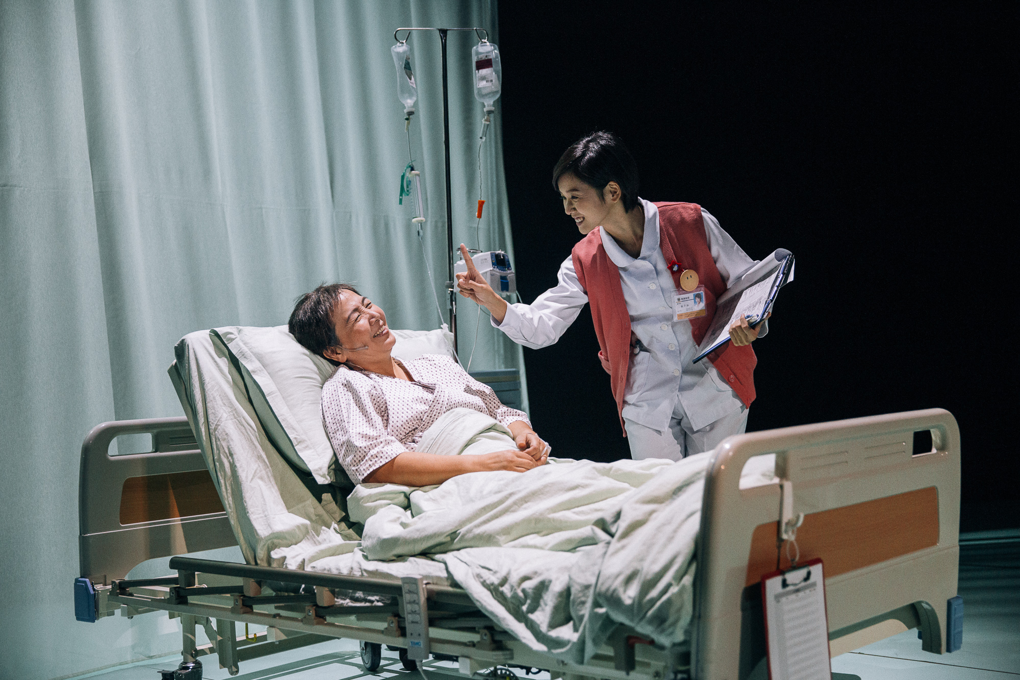 《當妳轉身之後》舞台劇探討死亡、醫德倫理、生命價值等議題。(綠光劇團提供)