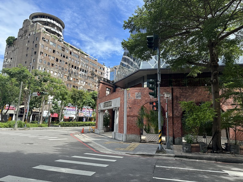 巨業客運公車22日撞死東海大學林姓女大生事件延燒，台中市政府27日宣布，收回巨業交通目前最賺錢的300路線營運路權3個月。圖為當時肇事地點。 (圖：中央社)