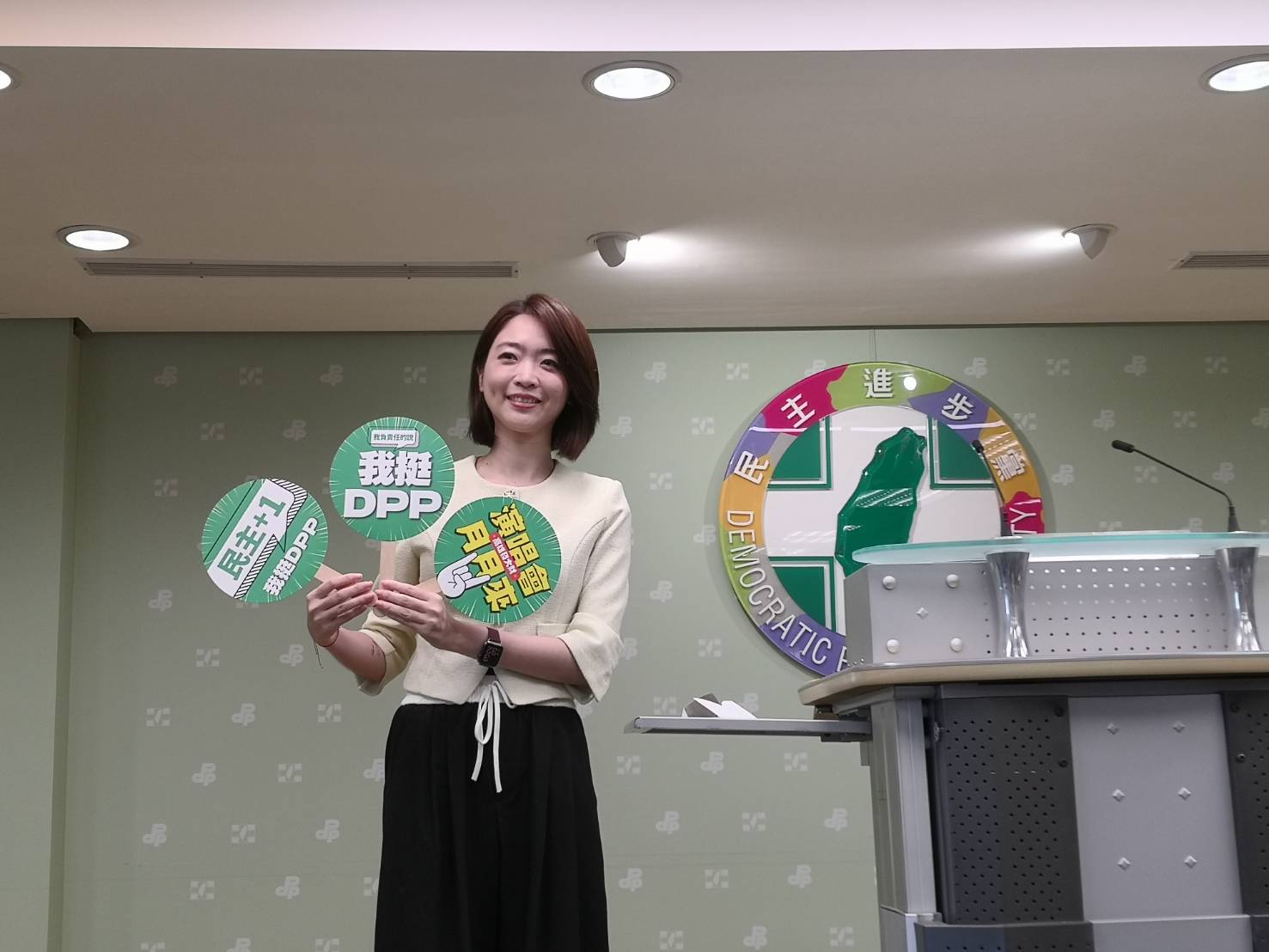 民進黨25日公布創黨紀念日當天於高雄舉辦的「入黨簽名會」活動小物，同時也發布前導宣傳影片「我們的民主DNA」。（劉玉秋 攝）