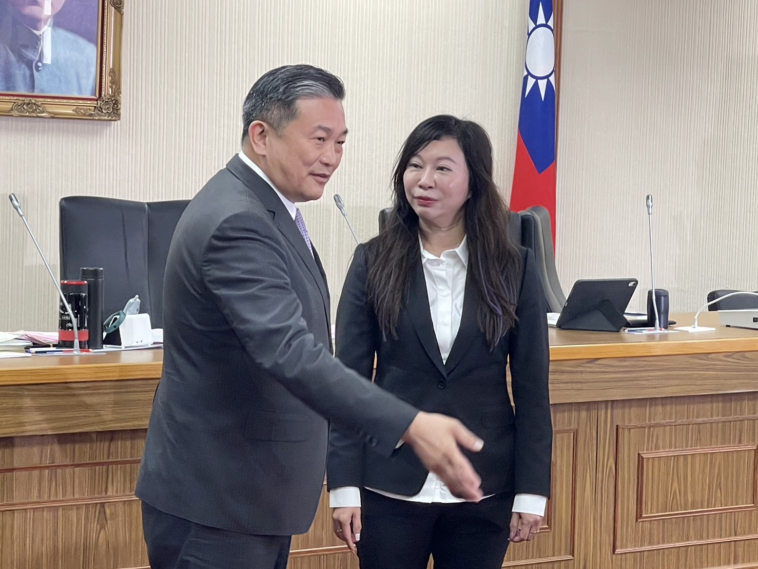 立法院25日舉辦召委選舉，其中國防外交委員會在野勢力合作，由民進黨立委王定宇及民眾黨立委林憶君擔任該委員會召委。(鄭佑漢攝)