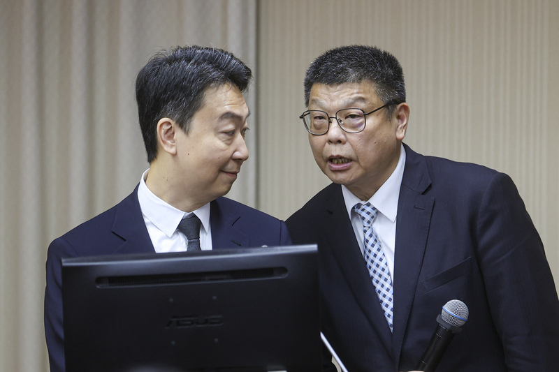 立法院交通委員會26日邀請交通部長陳世凱(左)、台鐵公司董事長杜微(右)進行專題報告並備質詢，兩人在備詢時交換意見。(圖：中央社)