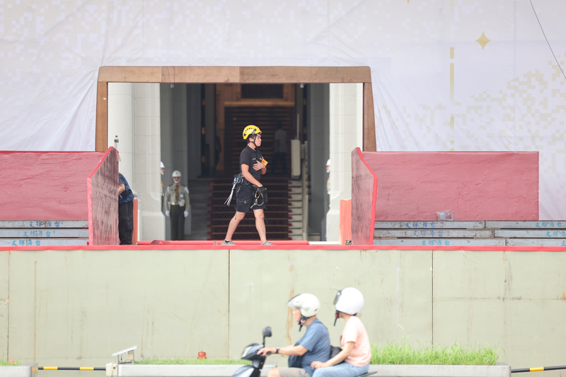 慶籌會29日表示，國慶觀禮台已經開始進行防颱作業，預計今天晩間24時前將完成國慶大會現場全面性安全檢視作業及防颱各項措施，以維安全。(圖：中央社)