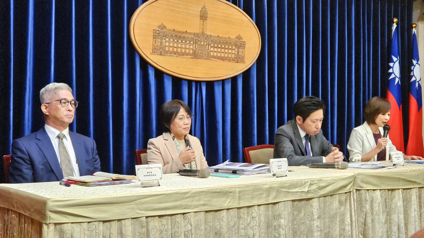 總統府「全社會防衛韌性委員會」首場會議結束，總統府發言人郭雅慧(右起)、總統府副秘書長張惇涵、內政部長劉世芳、國安會副秘書長徐斯儉共同召開記者會說明會議內容。(歐陽夢萍 攝)