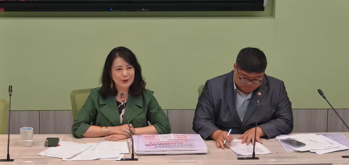 民進黨團幹事長吳思瑤(左)26日表示，黨團早已調整內規要求各會議甲動以彰顯團結與戰鬥力。(翻攝民進黨立院黨團直播)