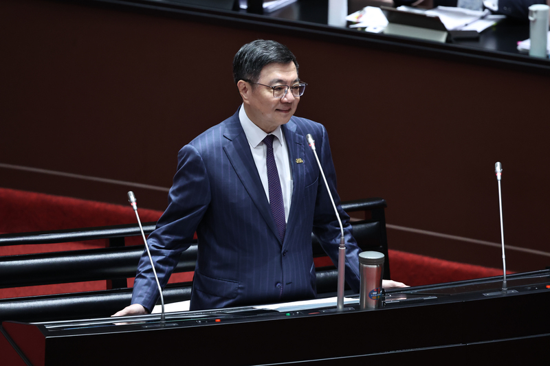 行政院長卓榮泰27日在立法院答詢表示，中央扣減桃園市1億元一般性補助款，原意不是懲罰，因為桃園市政府上年度財務短絀，下年度補助增加，中央要提醒桃園市政府要健全自己的財務。(圖：中央社)