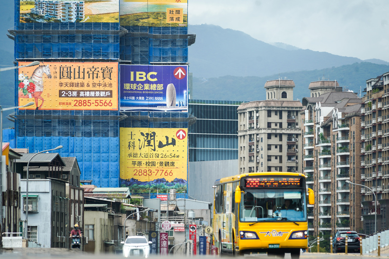 央行雖重手打炒房，但外銀認為，台灣房價下修不大，房市應會軟著陸。圖為台北市士林區街區建案建築櫛比鱗次。 (圖：中央社)