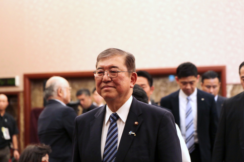 67歲的自民黨前幹事長石破茂（前）27日進入自民黨總裁（黨主席）決選，政治生涯中第5度挑戰大位。決選投票之前，他也對過去可能讓黨內同志感到不愉快表示歉意。 (圖：中央社)