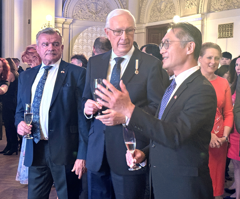 駐捷克代表處26日舉辦國慶酒會，駐捷代表柯良叡(前右)與捷克參議院首席副議長德拉霍斯(前中)致詞後在台下互動。(圖：中央社)