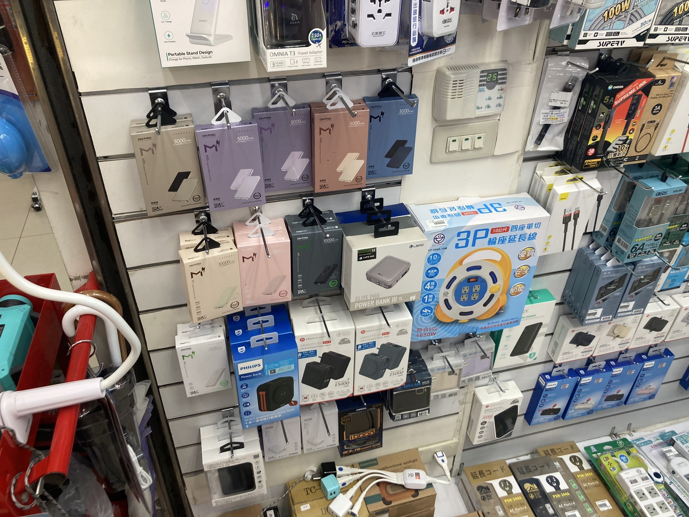 市售行動電源五花八門，消費者購買時，除了得認明標檢局的檢驗標章，使用時若發現有膨脹的情況，就不要再使用，以免造成危險。(圖／謝佳興 攝)