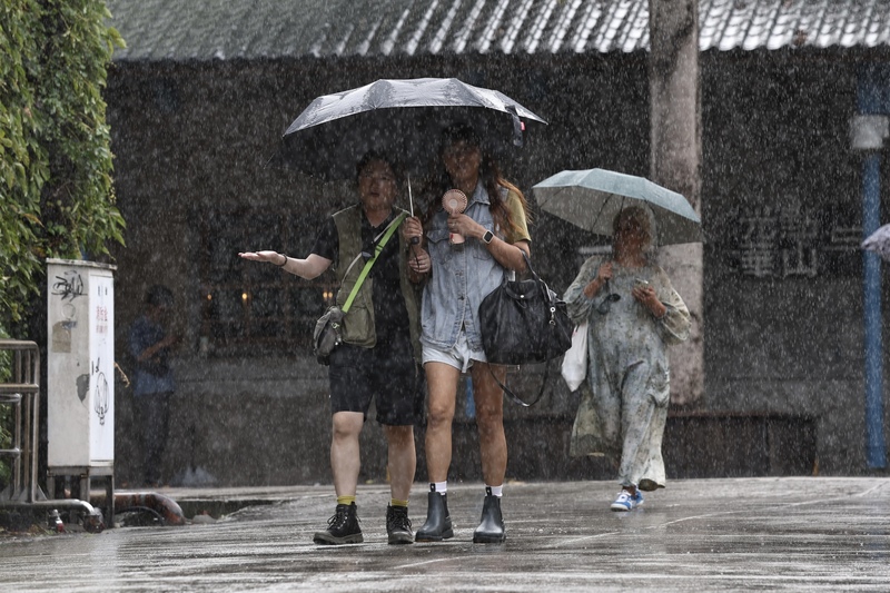 南部越晚雨勢越增加 新竹到台中局部焚風。 (圖：中央社)