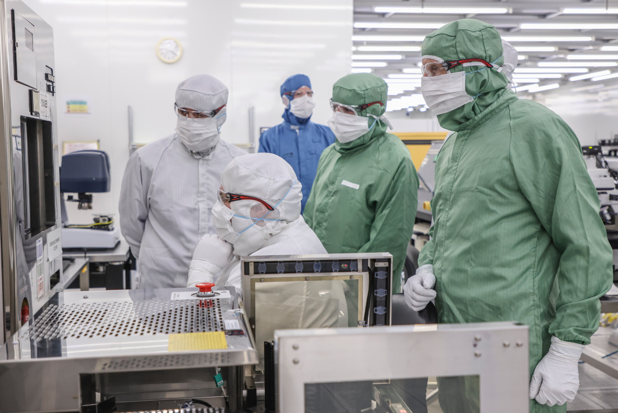 英國國防大臣希利(John Healey)(右一)27日赴東北部半導體工廠視察。(X平台/@DefenceHQ)