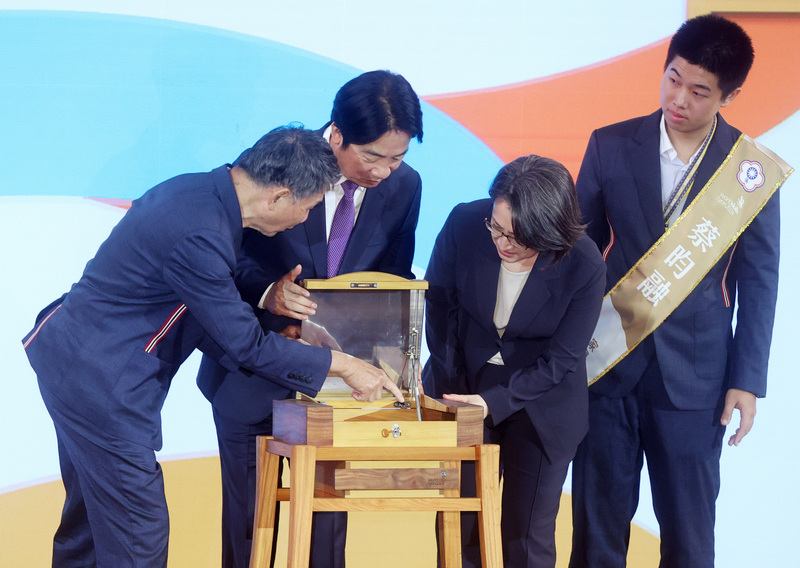 總統賴清德（左2）、副總統蕭美琴（右2）30日上午在總統府接見「2024第47屆國際技能競賽代表團」，觀看代表團致贈的紀念品。(圖：中央社)
