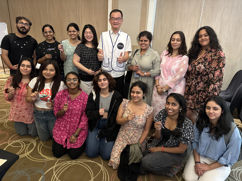 印度金德爾全球大學（O.P. Jindal Global University,JGU）看重華語文測驗，除派專車送學生應考並提供早餐，該校華師還贈送2B鉛筆，盼讓學生取得佳績。 (圖：中央社)