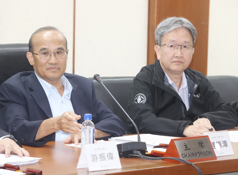 經濟部次長連錦漳(左)30日主持「113年第2次電價費率審議會」會後記者會指出，由於近年國際燃料高漲，台電虧損情況嚴峻，目前負債比已達93%，最終決議民生住宅電價凍漲，產業電價調漲12.5%，新電價將在10月16日上路。右為台電總經理王耀庭。(圖：中央社)