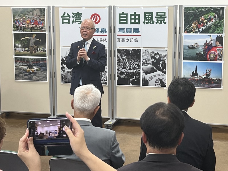 國策顧問、日本台灣後援會會長陳天隆9月29日在大阪的宋隆泉「台灣的自由風景」攝影展開幕式表示，1979年美麗島事件發生後，台灣民主運動日益興起，今年適逢民進黨成立38週年，舉辦此攝影展。（日本信賴台灣之友會提供） (圖：中央社)