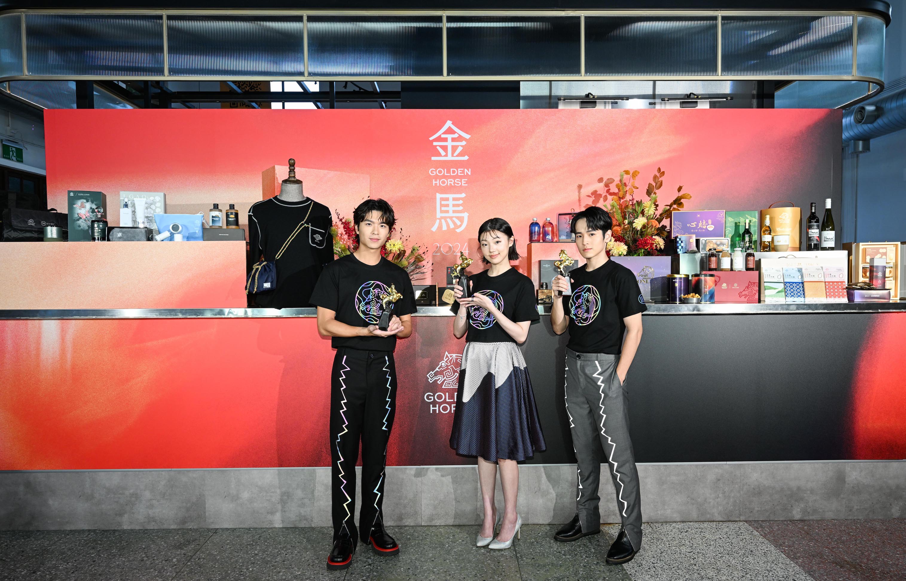 金馬執委會30日揭曉第61屆金馬獎遞獎大使，由王碩瀚(左起)、林宴慈、張豐豪三位新演員擔任，並搶先開箱多達30項、總價值近10萬元的入圍者禮箱。(金馬執委會提供)