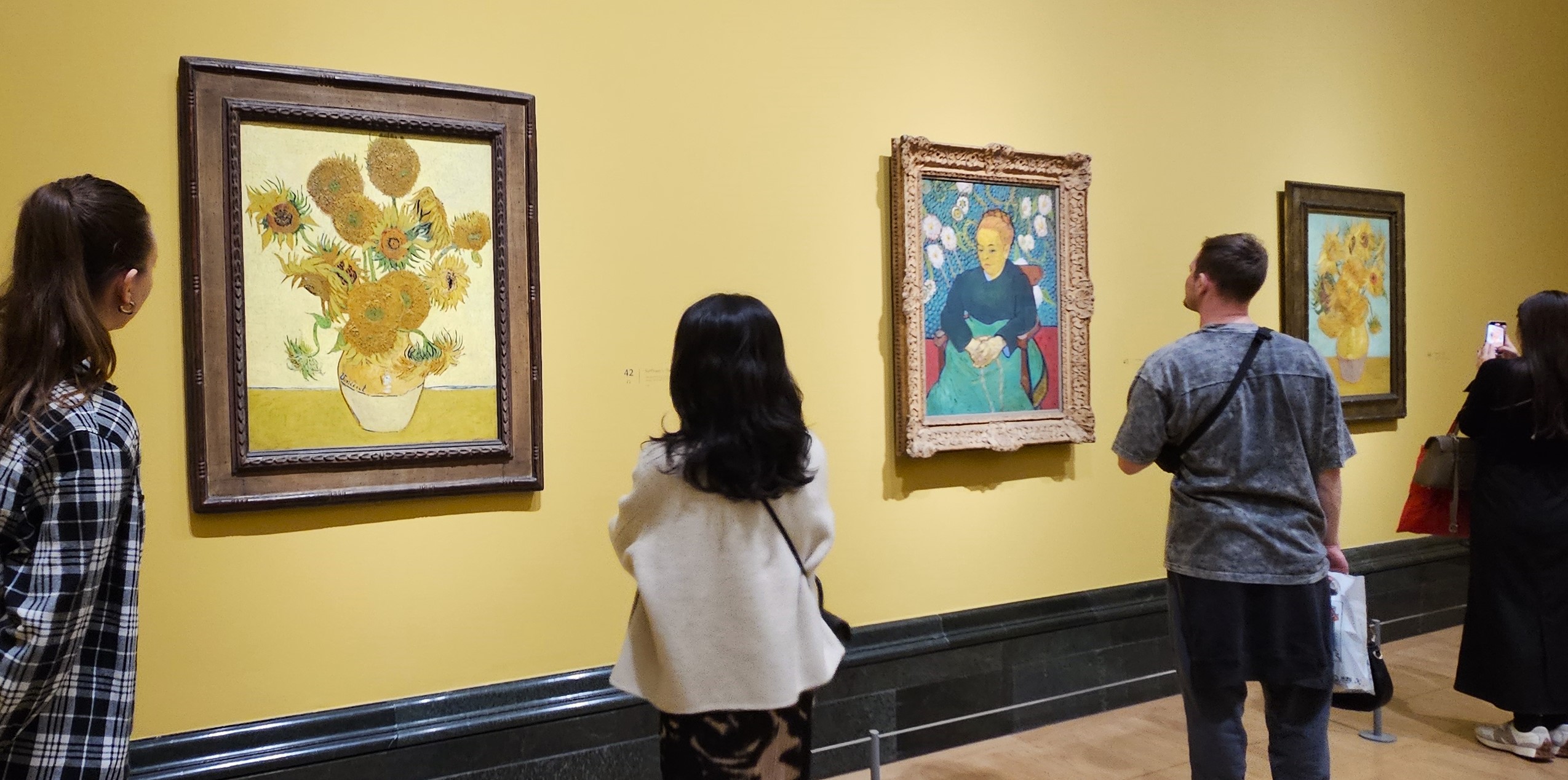 梵谷的兩幅向日葵自1889年初後，從未合體展出，135年後在倫敦重逢，與他1889年以友人妻子胡蘭（Augustine Roulin）為模特兒所畫的「催眠曲」（La Berceuse），以三聯畫方式展示，吸引大批藝文愛好者參觀。(圖：黃貞貞 攝)