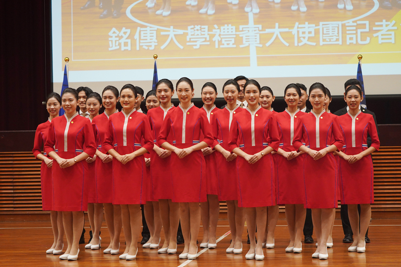 銘傳大學1日舉行國慶禮賓大使團全新禮賓服亮相記者會，團員們儀態大方優雅，微笑展現親和力。(圖：中央社)